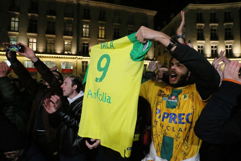 Aficionados rinden homenaje a Emiliano Sala