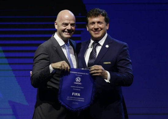 Infantino y Domínguez posan para la foto