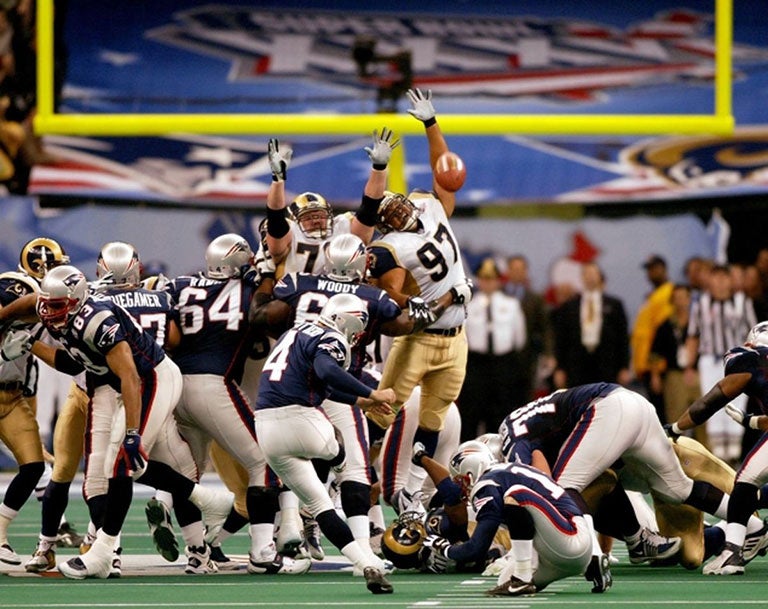 Adam Vinatieri conecta un gol de campo en el Super Bowl XXXVI