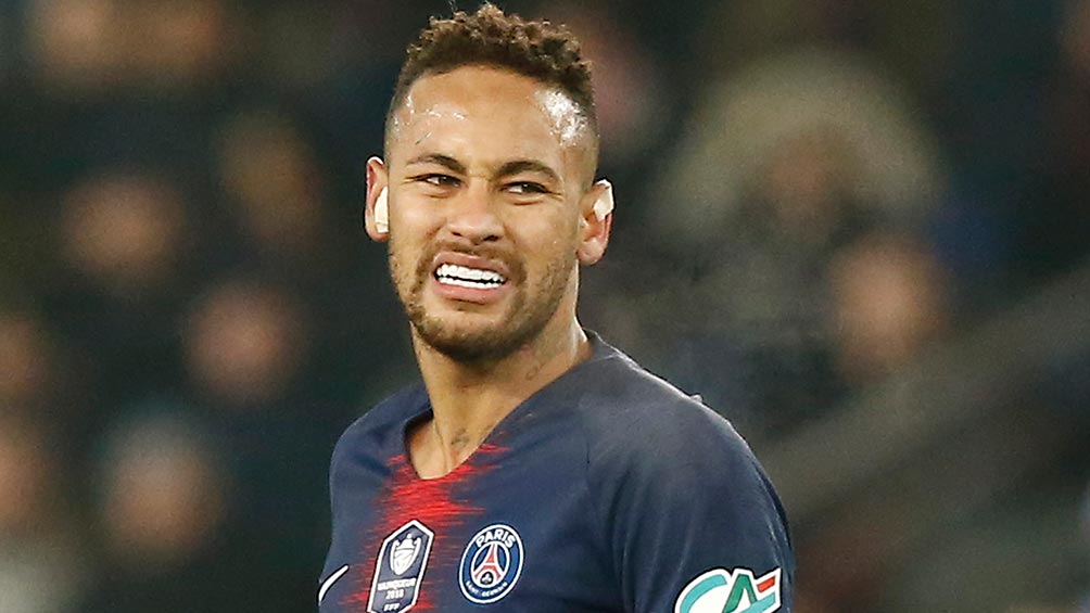 Neymar se lamenta durante el juego del PSG