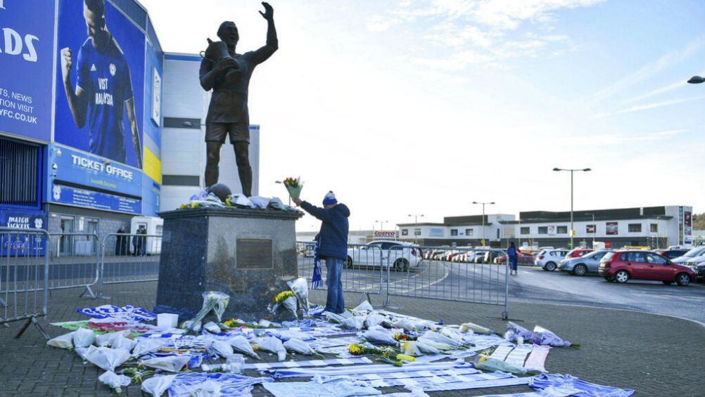 Flores y homenajes por Emiliano Sala en Cardiff 