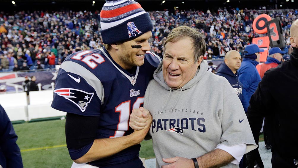 Tom Brady abraza a Bill Belichick tras el partido contra Chargers