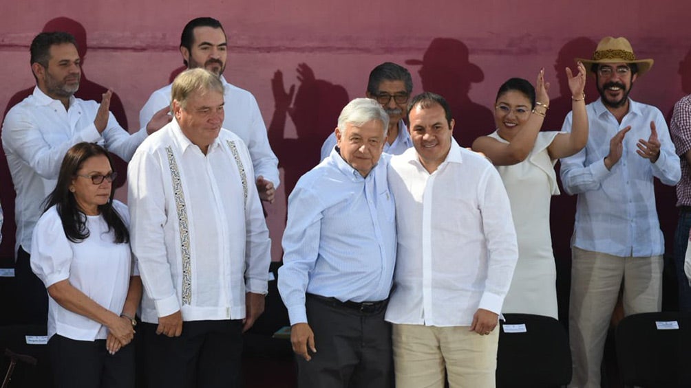 Blanco se toma foto con Andrés Manuel López Obrador