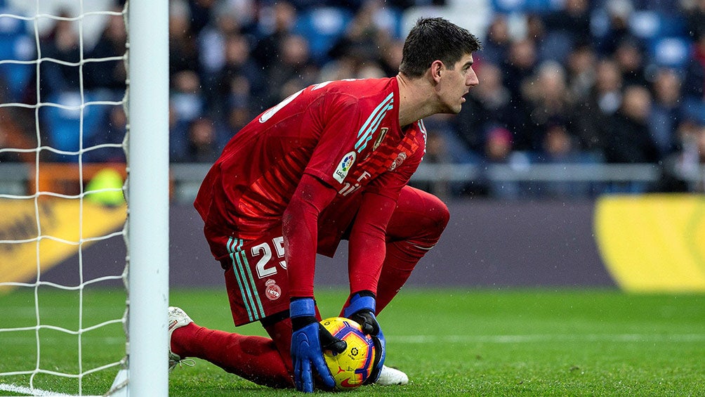 Courtois ataja un balón raso