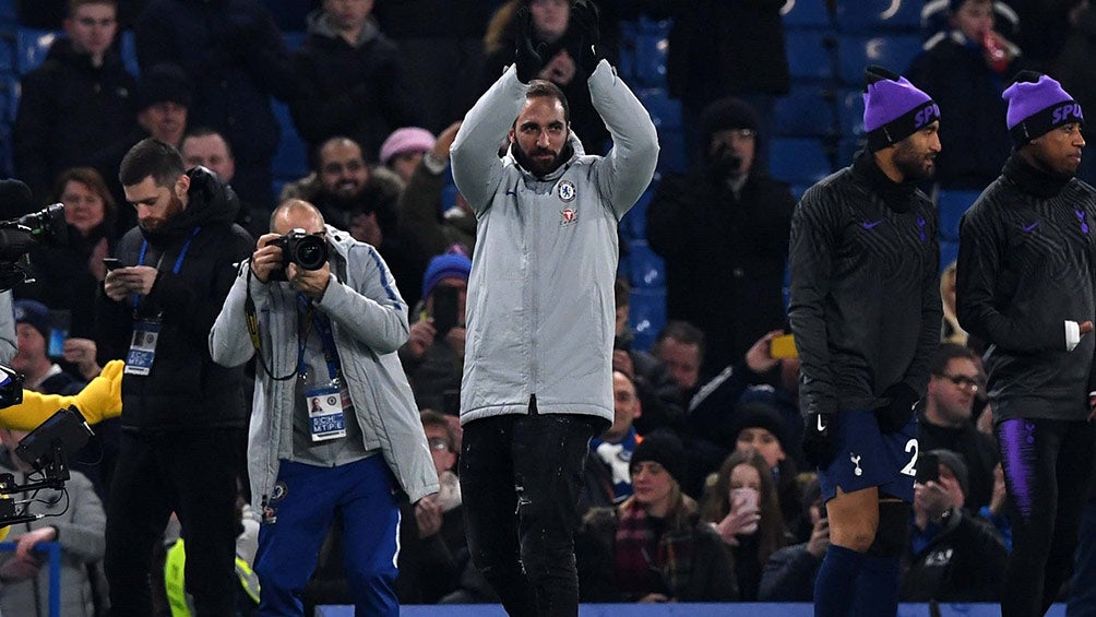 Higuaín saluda al público en Stamford Bridge