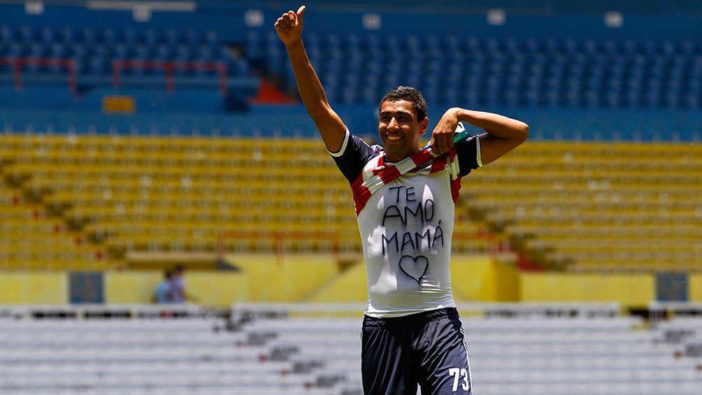 Marco Granados celebra un gol con Chivas 