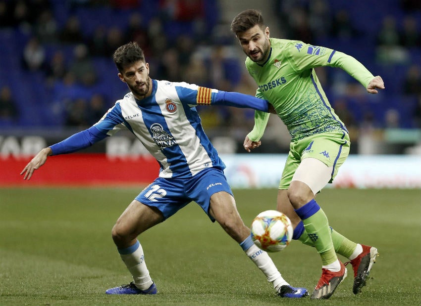 Didac pelea por el balón contra Barragán 