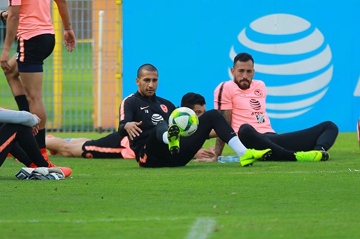 Cecilio domina balón en entrenamiento