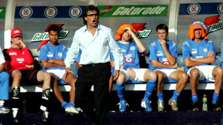 Romano dirige a Cruz Azul durante un duelo en 2005