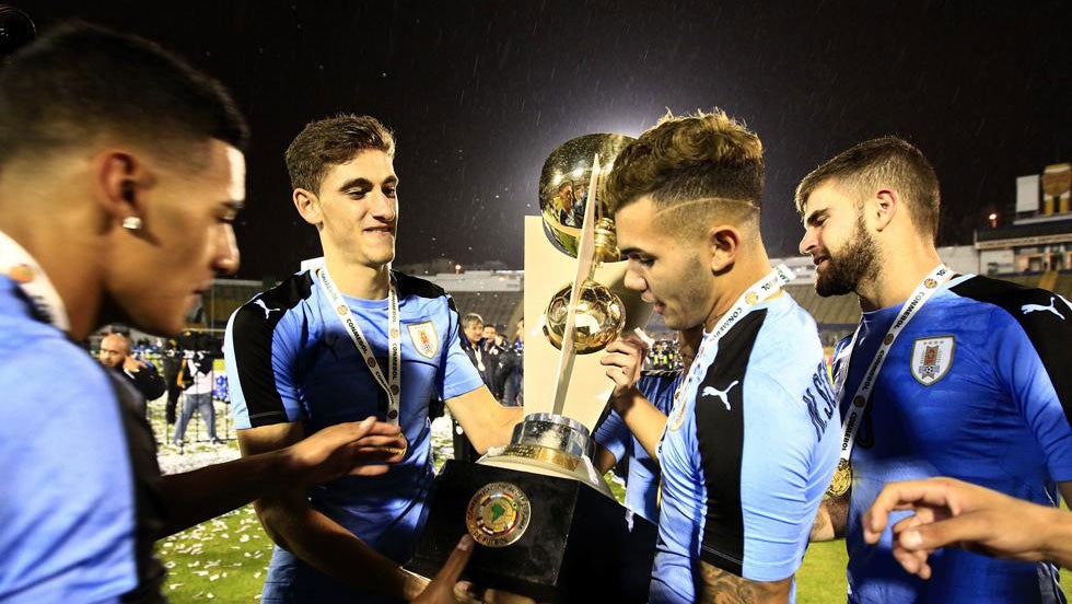 Schiapacasse, al centro, festeja con sus compañeros haber ganado el Sudamericano Sub 20