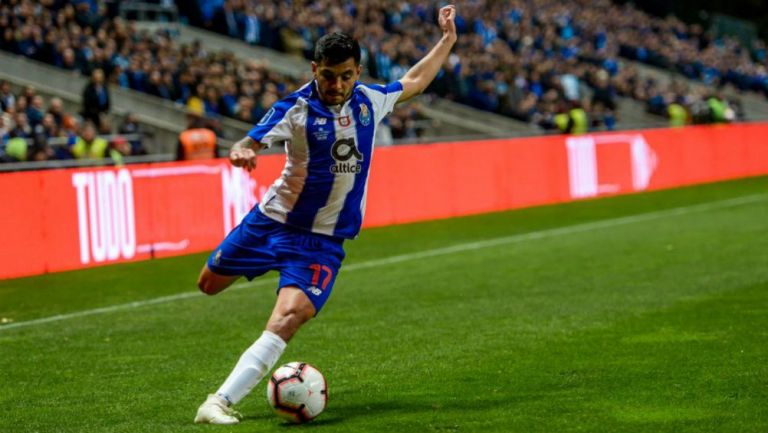 Tecatito Corona durante partido con el Porto 