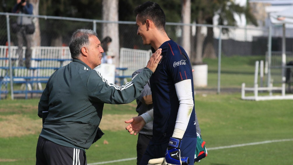 Martino da una palmada en el pecho a Raúl Gudiño 