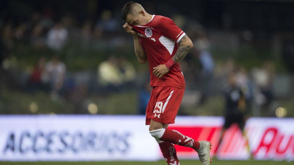 Rodrigo Salinas durante un partido con Toluca