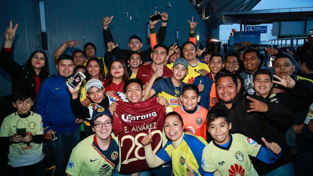 Aficionados del América en el aeropuerto de Monterrey