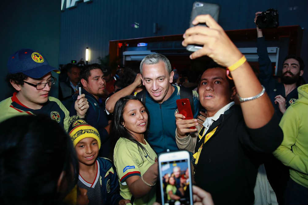 Aficionados se toman fotos con Agustín Marchesín