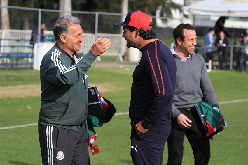 Martino entabla conversación con Cardozo 