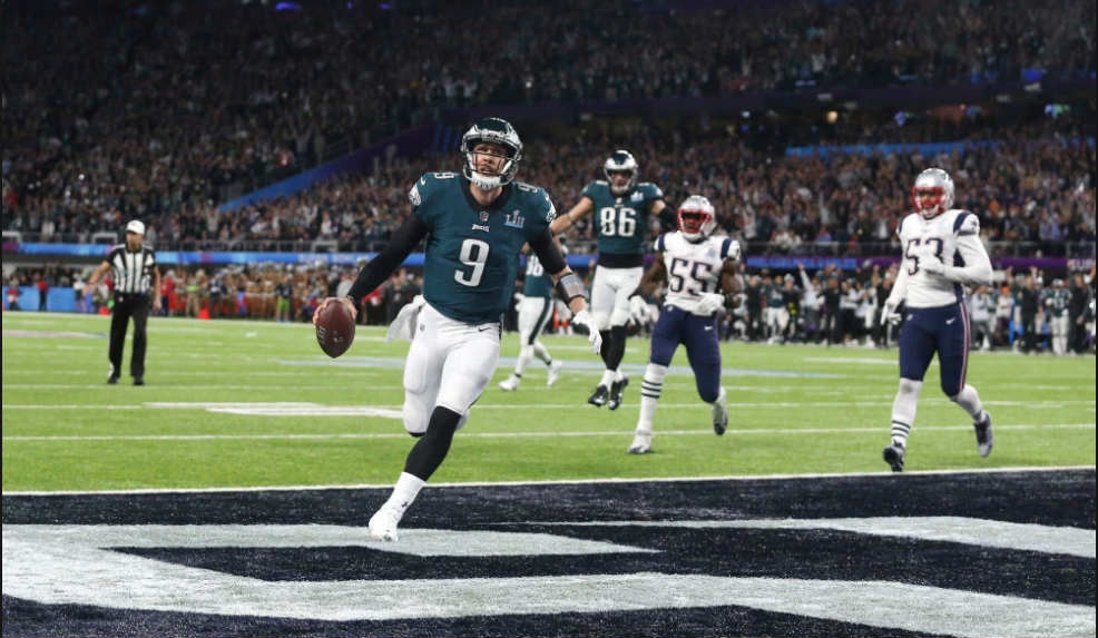 Nick Foles le anota un touchdown a los Patriots en el Super Bowl LII