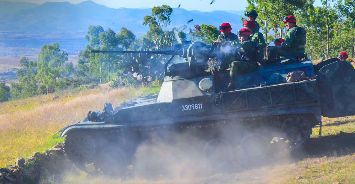 Soldados del Ejército de México en un tanque