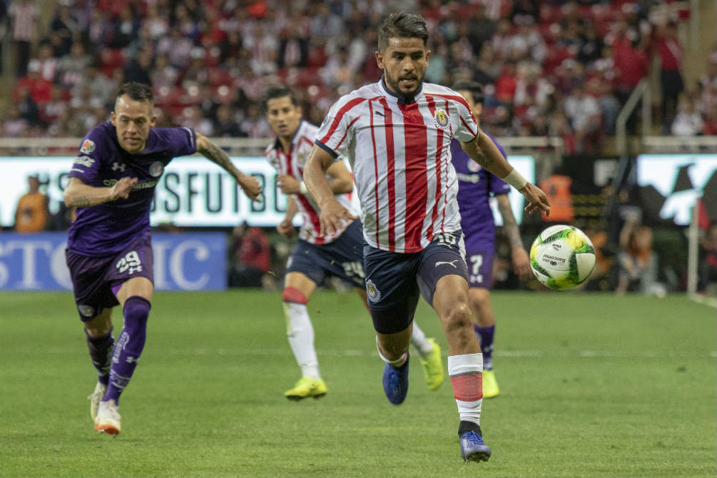 Rodrigo Salinas persigue a Miguel Ponce en el Chivas vs Toluca