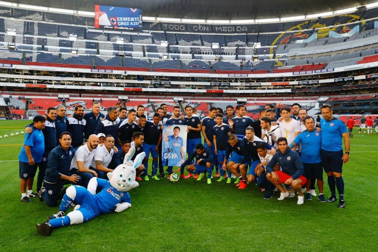 Jugadores de Cruz Azul portan manta en apoyo para Jordan Silva