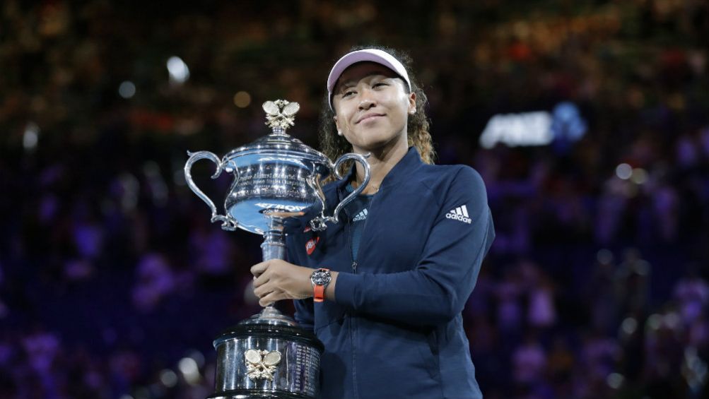 Naomi Osaka posa con su trofeo del Abierto de Australia