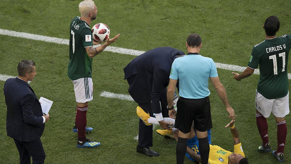 Neymar es atendido por médicos tras agresión de Layún en la Copa del Mundo de Rusia 2018 