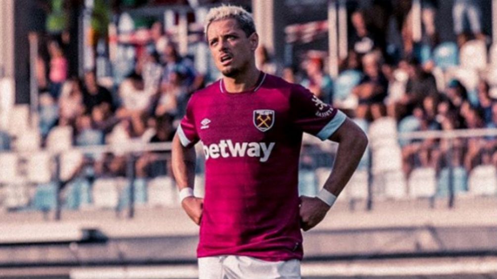 Chicharito durante un partido con el West Ham