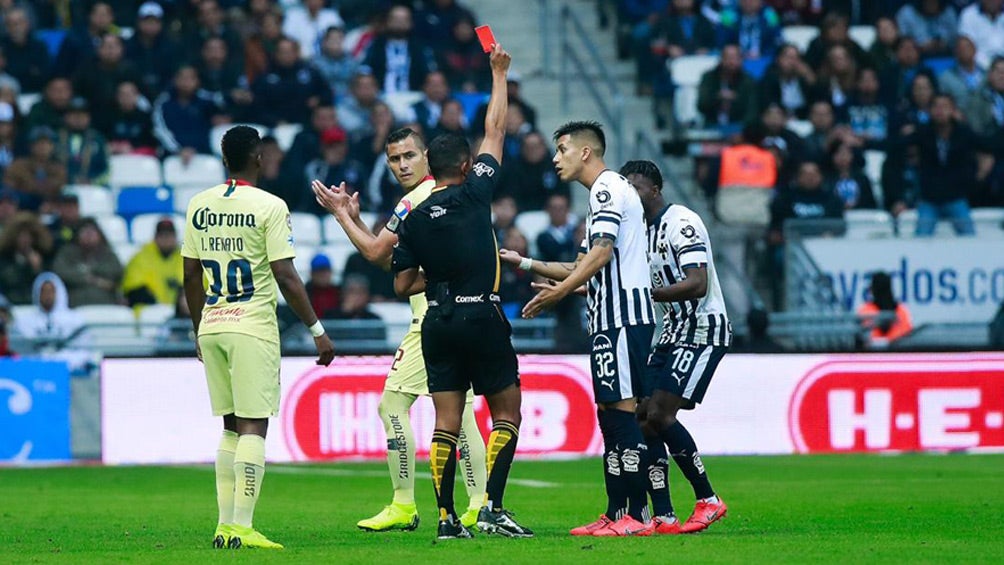 Fernando Guerrero expulsa a Avilés Hurtado en el duelo contra América