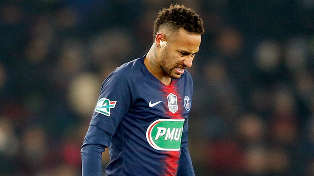 Neymar sale del campo lastimado