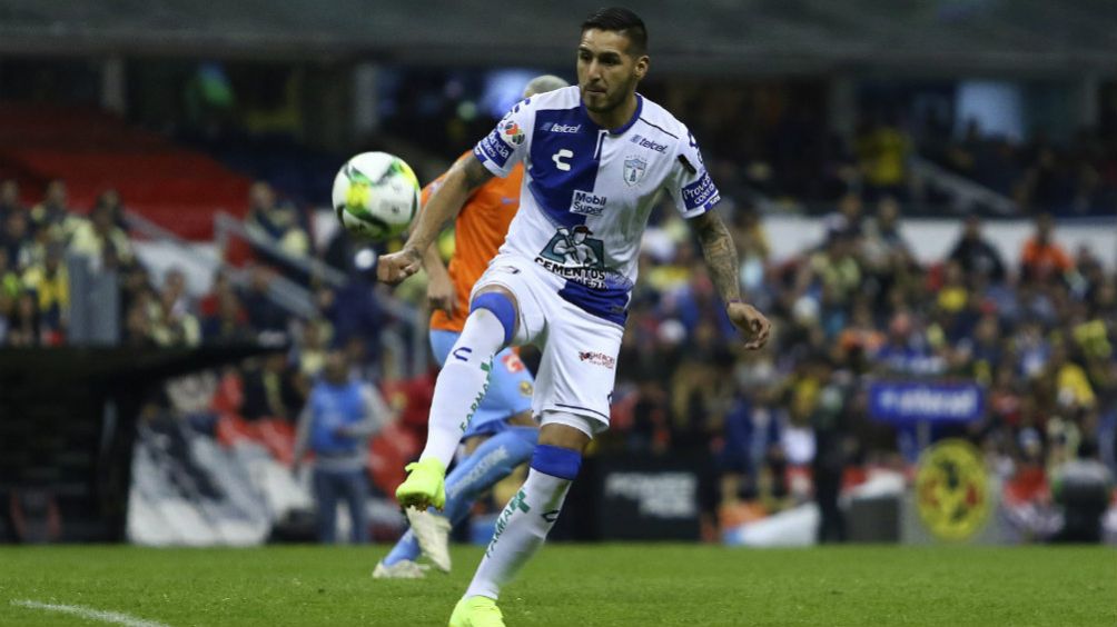 Ismael Sosa durante un duelo con Pachuca