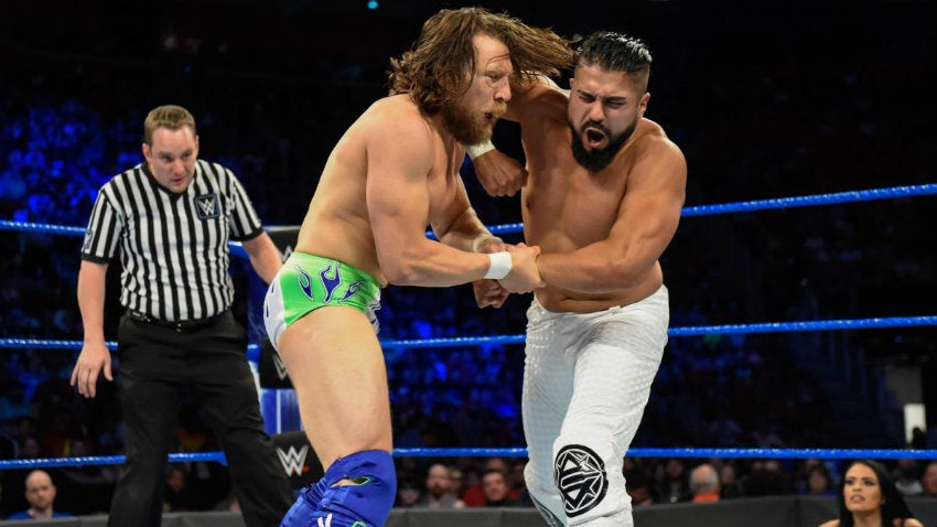 Andrade ' Cien' Almas durante lucha contra Daniel Bryan 