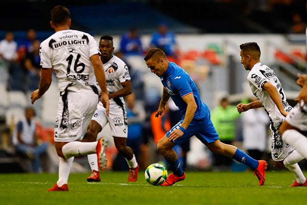 Jonathan Rodríguez, rodeado de jugadores de Xolos