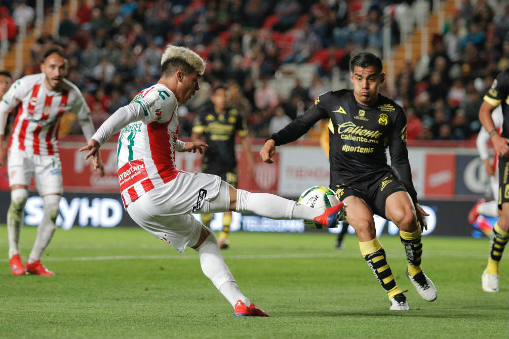 Brian Fernández  dispara durante el partido ante Morelia