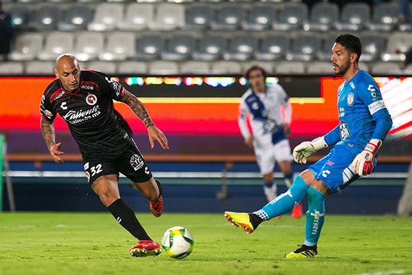 Moreira toca el balón en juego contra Xolos