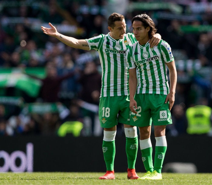 Guardado y Lainez platican en un juego del Betis