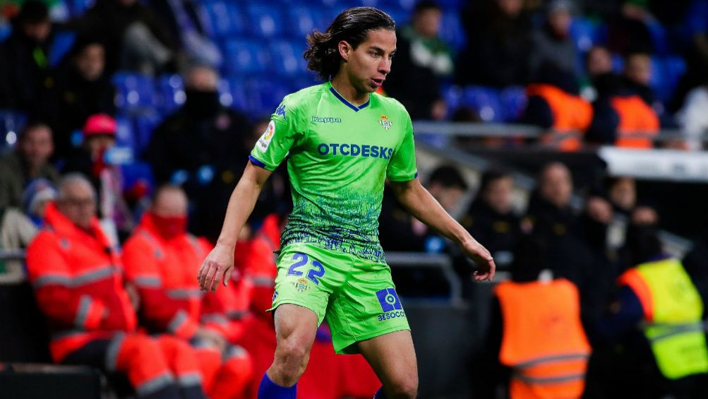 Lainez, durante un juego del Betis en el que entró de cambio