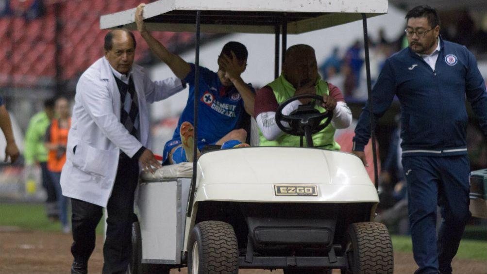 Eustáquio en el carrito de emergencias tras lesionarse 