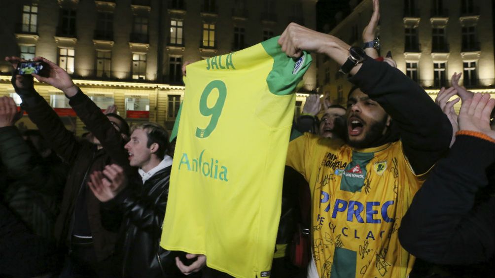 Un aficionado del Nantes con la playera de Emiliano Sala