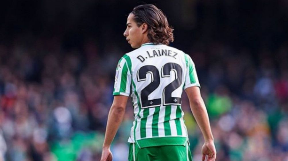 Diego Lainez durante un partido con el Betis