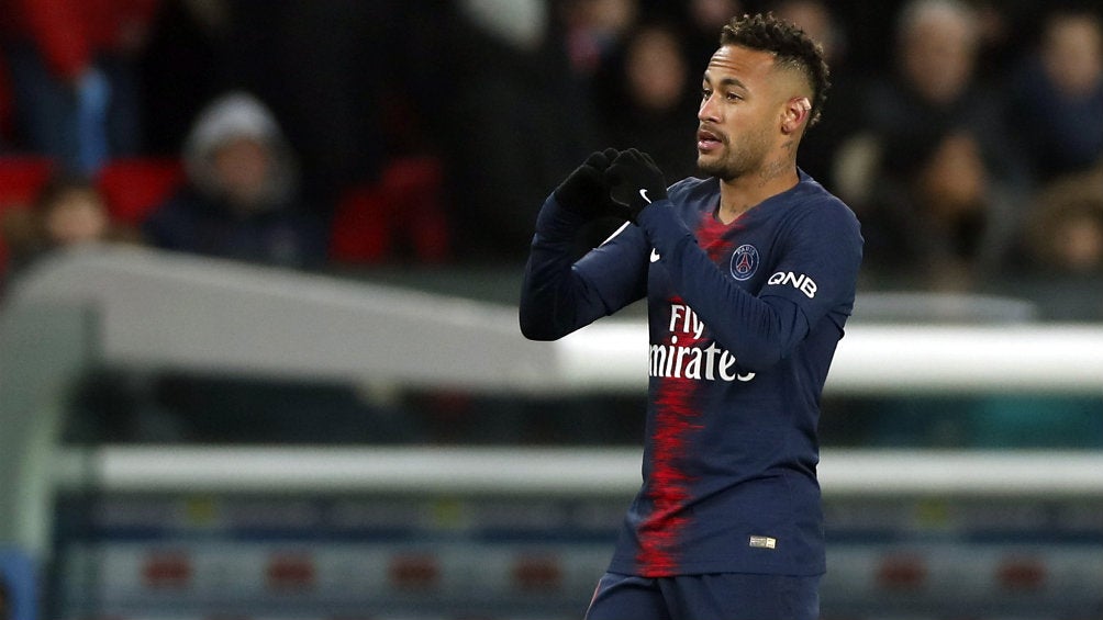 Neymar celebra su anotación con el PSG