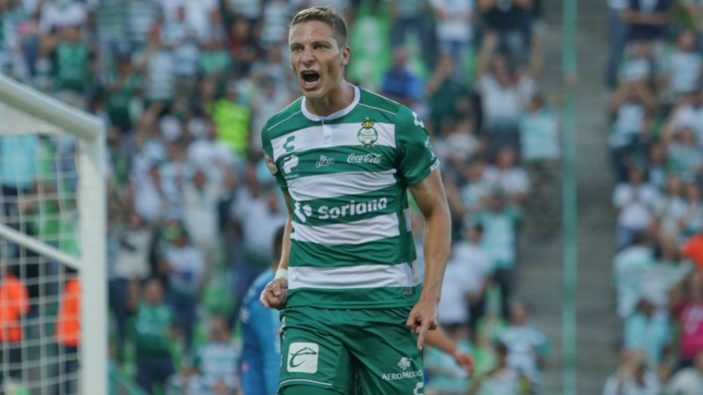 Julio Furch festeja un gol con Santos