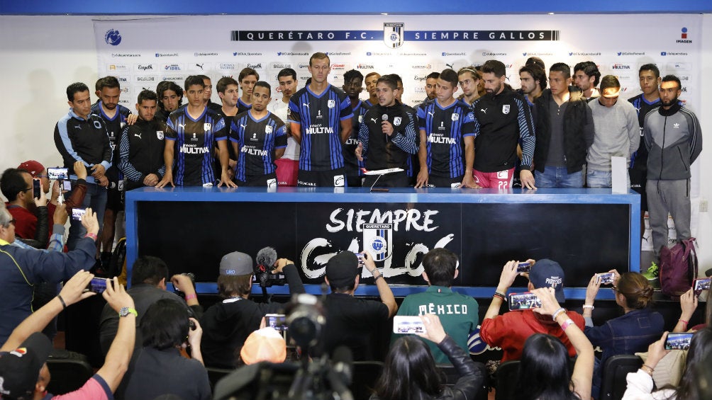 Jugadores de Querétaro durante una conferencia de prensa