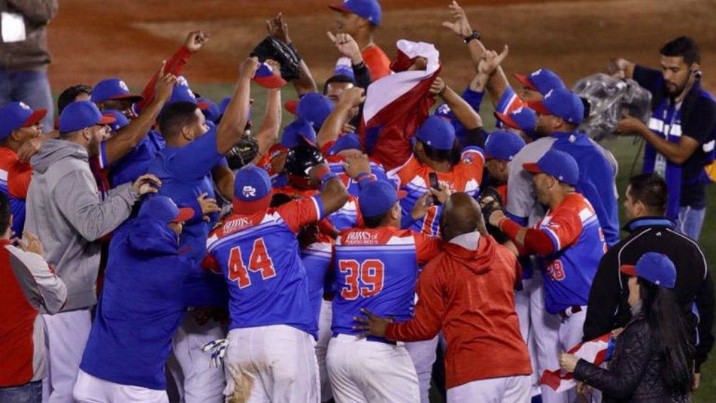 Jugadores de Criollos de Puerto Rico festejan bicampeonato