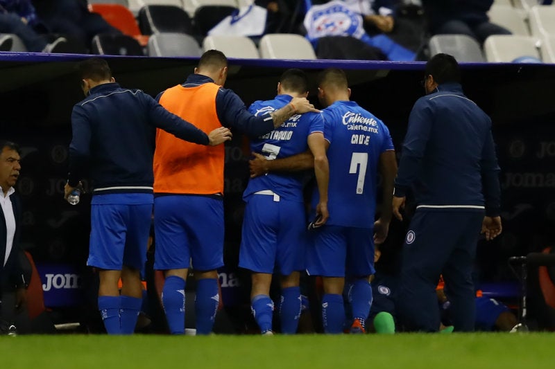 Jugadores de Cruz Azul ayudan a Eustáquio tras lesionarse 