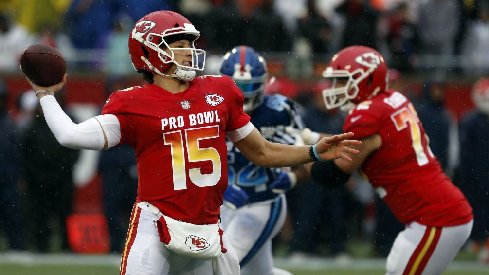 Mahomes lanzando un pase durante el Pro Bowl