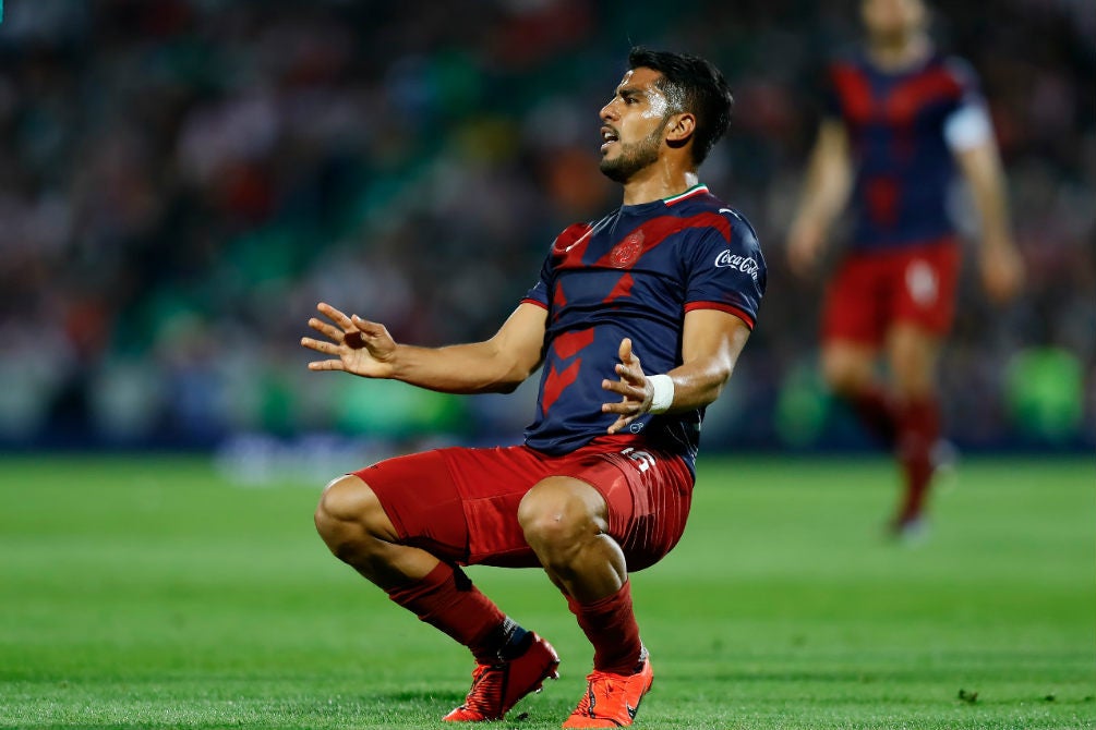 Miguel Ponce durante un partido con las Chivas