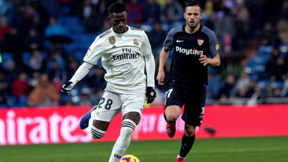 Vinicius conduce el balón en el Real Madrid vs Sevilla