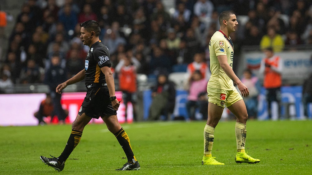 Sánchez se retira de la cancha de Rayados tras ser expulsado por el Cantante Guerrero