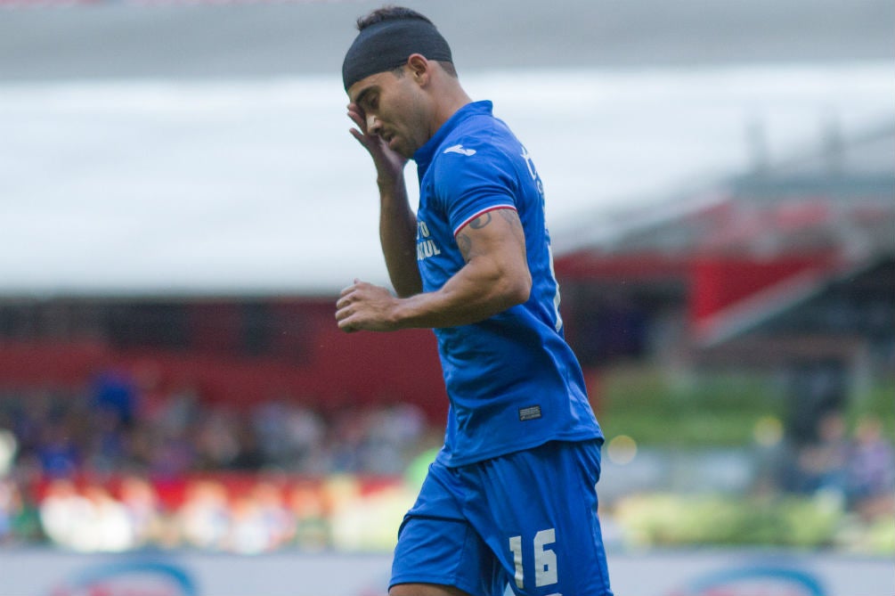 Adrián Aldrete durante un partido con Cruz Azul