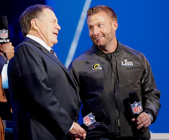 McVay platica con Belichick en el Opening Night